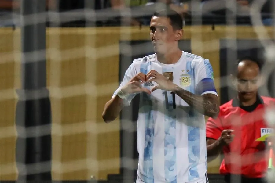 Di María festejando un gol con Argentina