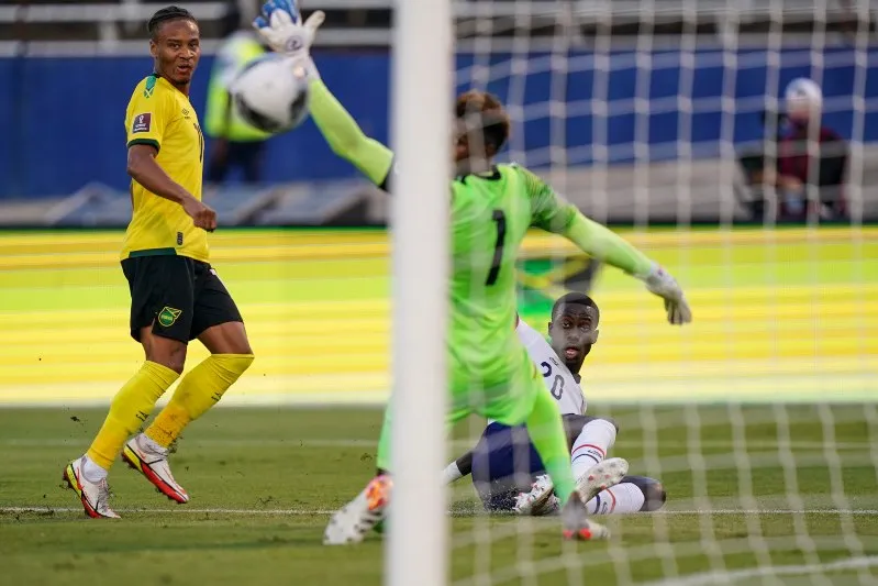 AP Tim Weah definiendo de cara al arco