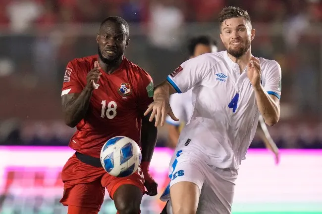 Pelea por el balón en el Rommel Fernández