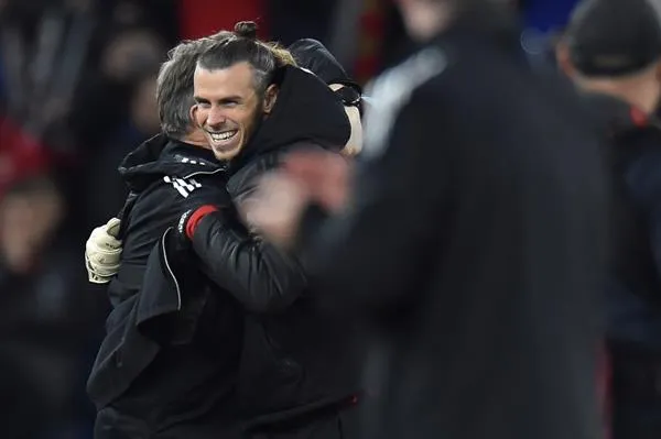 Gareth Bale en festejo tras su pase a Repchaje