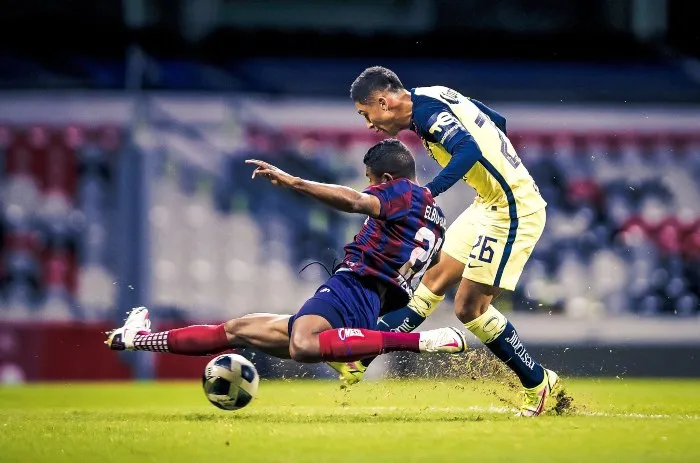 Salvador Reyes en acción ante Atlante