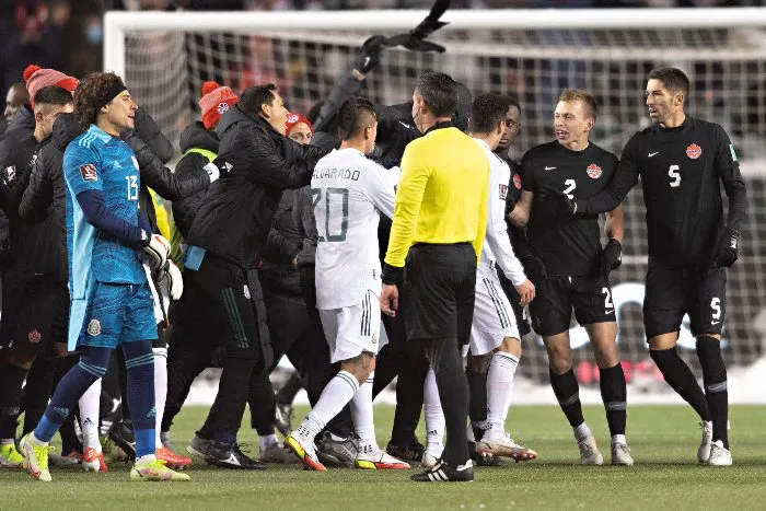 Empujones entre jugadores de Canadá y México