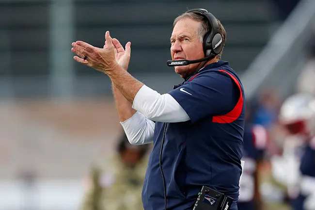 Belichick observa a sus dirigidos en un duelo