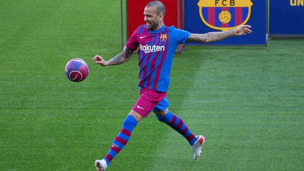 Dani Alves durante su presentación con el Barcelona en el Camp Nou