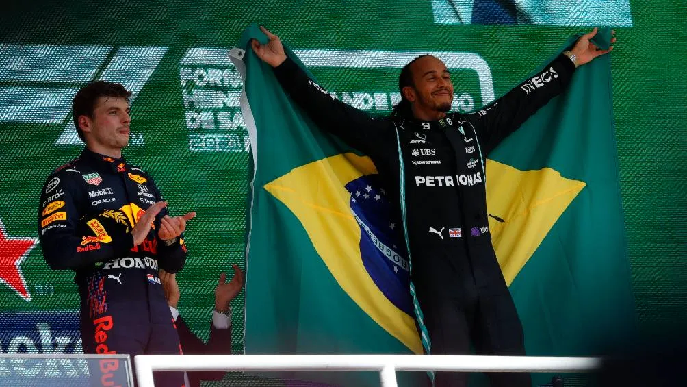 AP Lewis Hamilton festejando victoria en el GP de Brasil