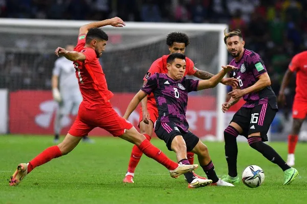 Charly Rodríguez durante partido contra Canadá en el Estadio Azteca