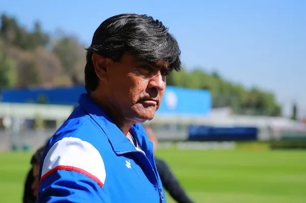 Alberto Aguilar como entrenador del Cruz Azul Femenil en 2018