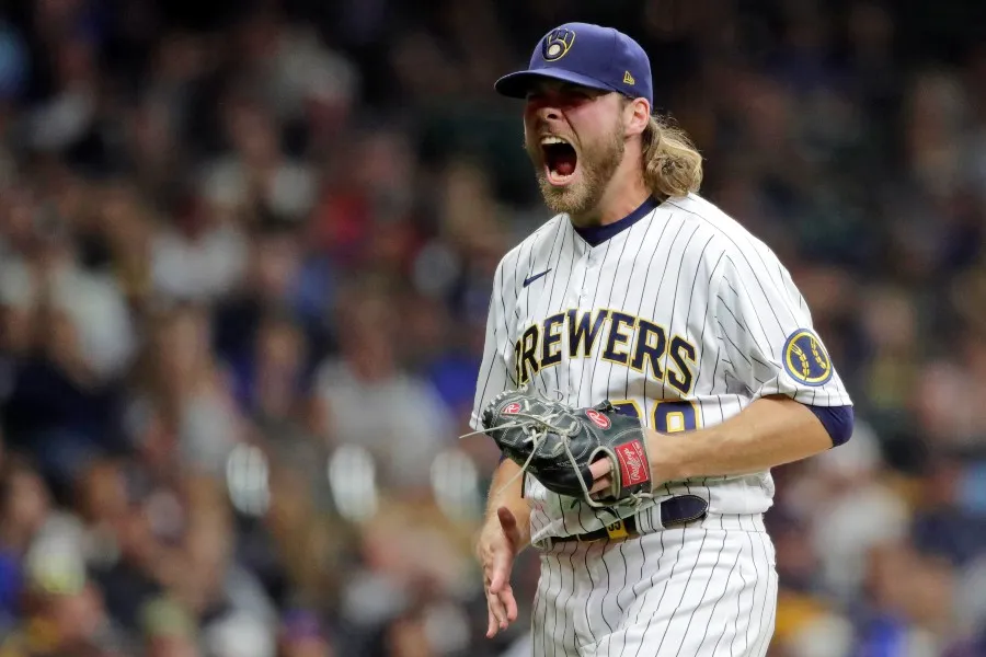 Corbin Burnes durante un partido con los Brewers
