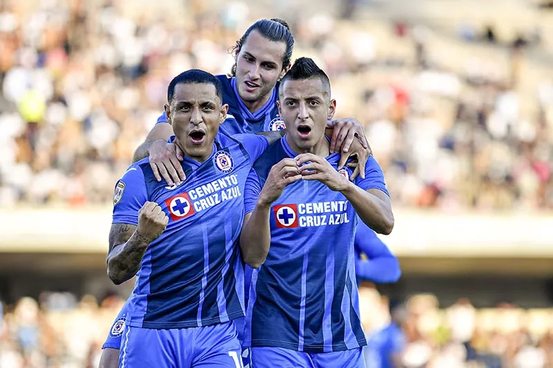 IMAGO7 Yotún, Giménez y Alvarado festejan un gol en CU