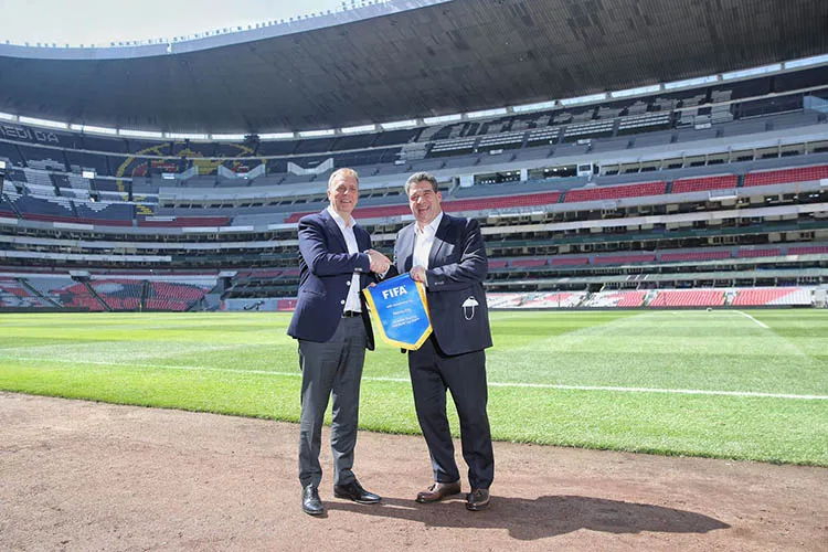 MIGUEL PONTÓN Colin Smith y Félix Aguirre en el Estadio Azteca