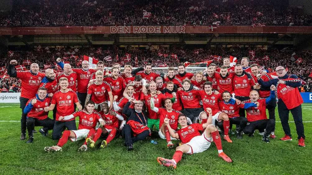 TWITTER | @DBULANDSHOLD Selección de Dinamarca festejando triunfo con su afición