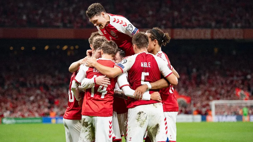 TWITTER | @DBULANDSHOLD Dinamarca festejando gol en partido eliminatorio