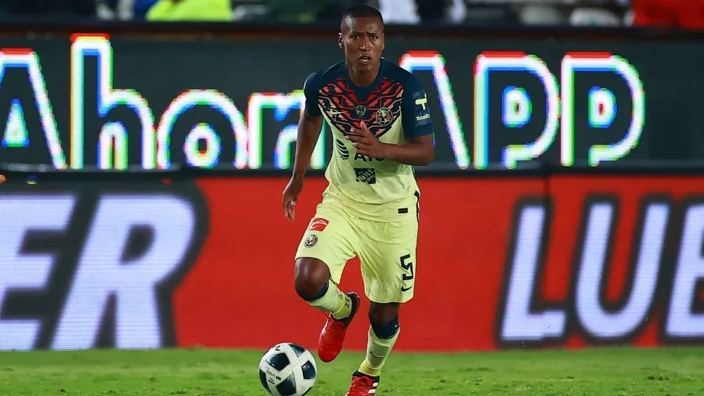 Aquino en un partido con América