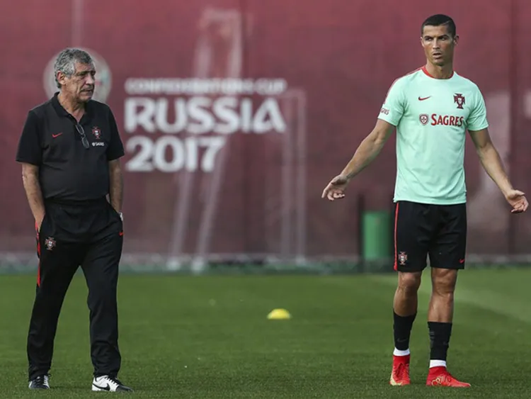 Fernando Santos y CR7 durante un entrenamiento de Portugal