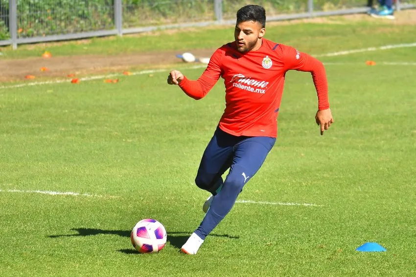 Alexis Vega en un entrenamiento de Chivas