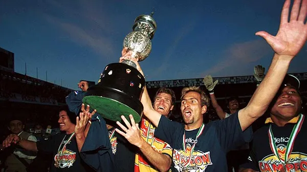 Jugadores de Morelia tras el título