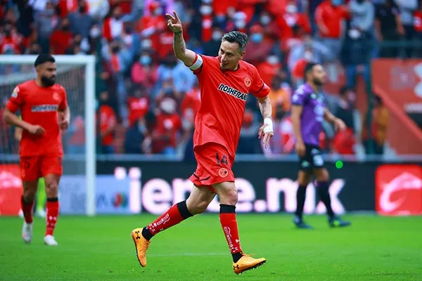 Rubens Sambueza en partido con Toluca