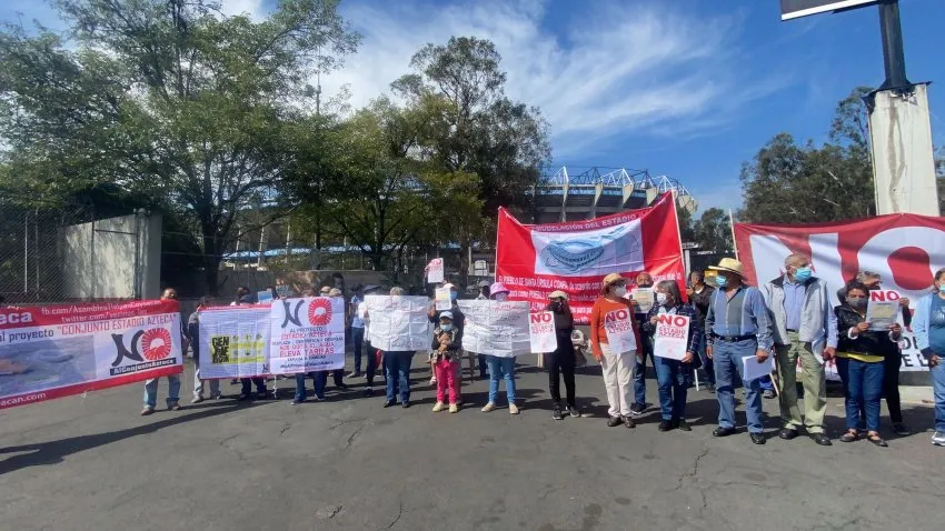 Vecinos manifestándose en contra del proyecto del Estadio Azteca