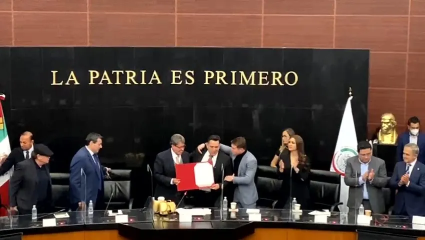 Eddy Reynoso siendo condecorado en el Senado