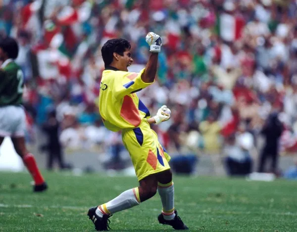Jorge Campos celebra con el Tri en 1993