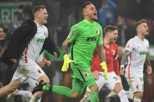 EFE Jugadores del Augsburgo festejan la victoria