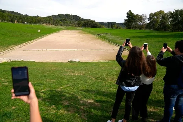 AP Personas toman foto de un lugar