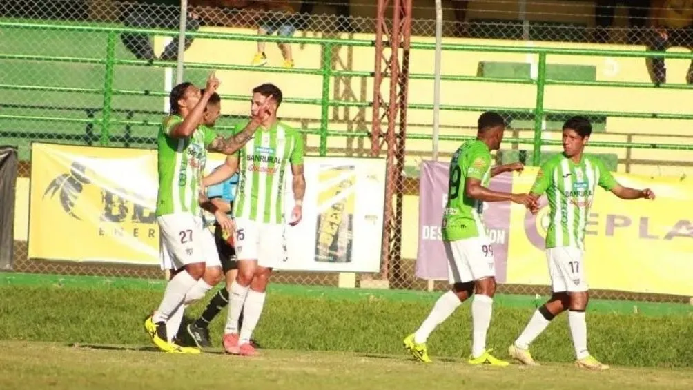 Antigua GFC Gullit Peña marcó doblete con el Antigua