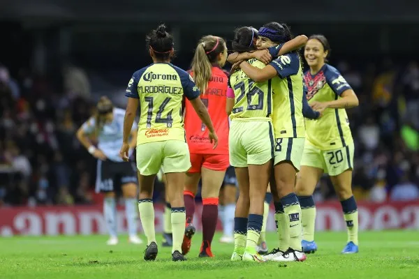 IMAGO7 La escuadra Azulcrema celebra al finalizar partido contra Tigres en el Aperura 2021
