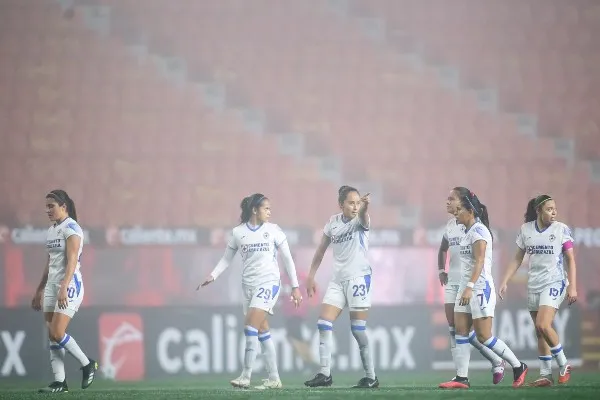 IMAGO7 Jugadoras de Cruz Azul reaccionan durante partido
