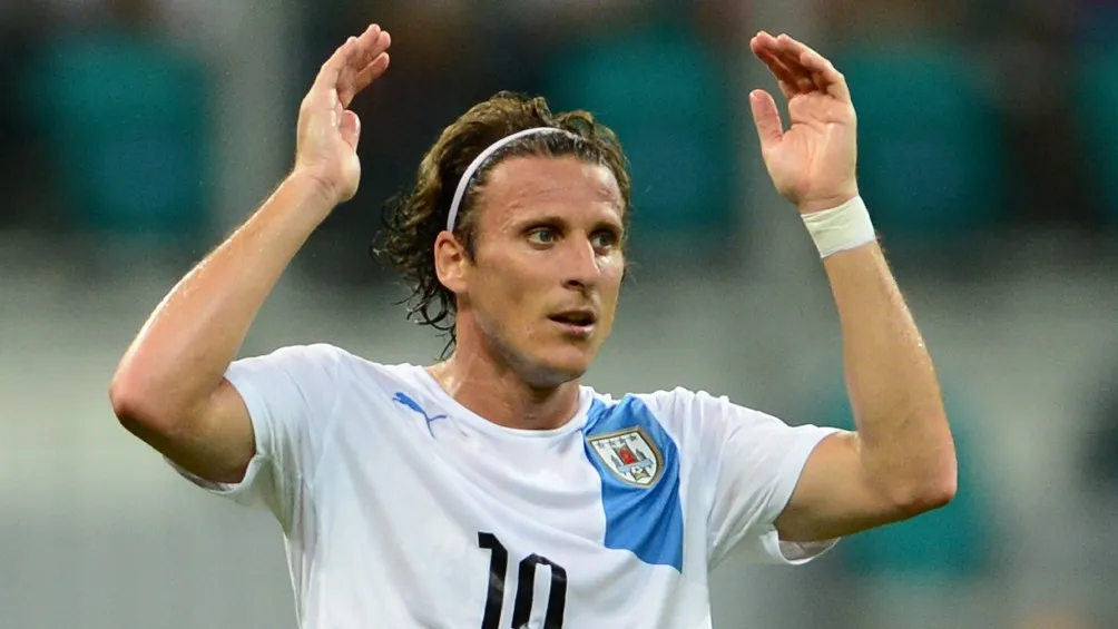 Diego Forlán jugando partido con la Selección de Uruguay