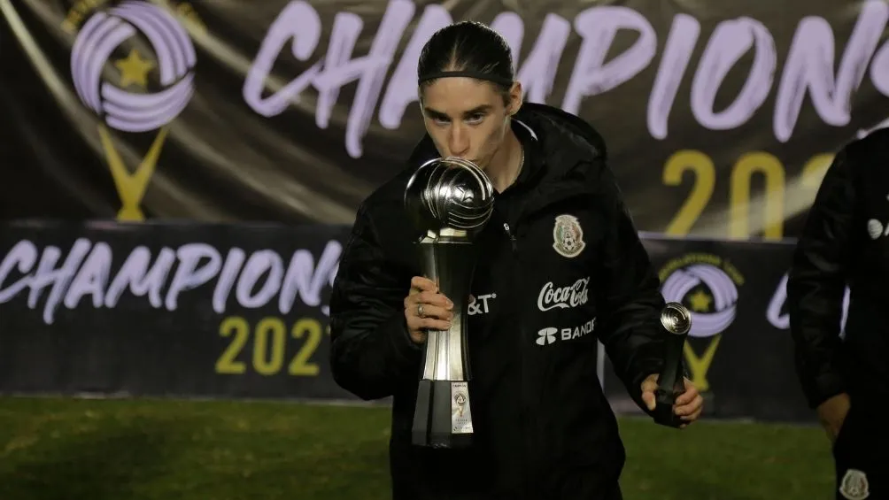 Flores en un juego con el Tri