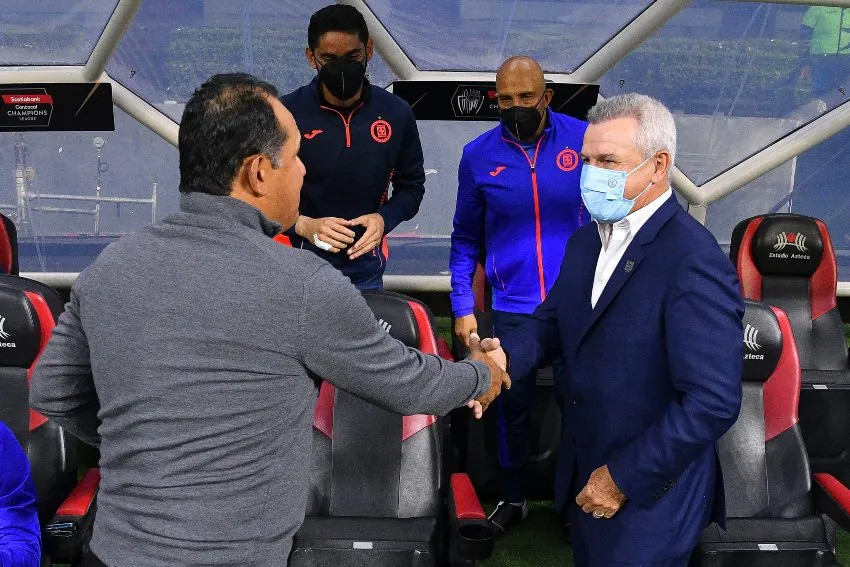 Reynoso y Aguirre en un partido entre Cruz Azul y Rayados