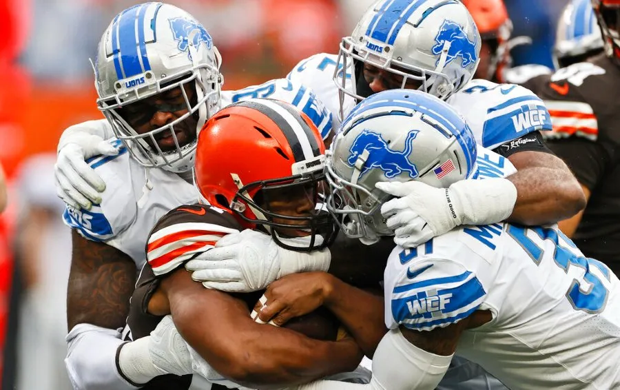 AP Chubb ante la defensiva de Lions