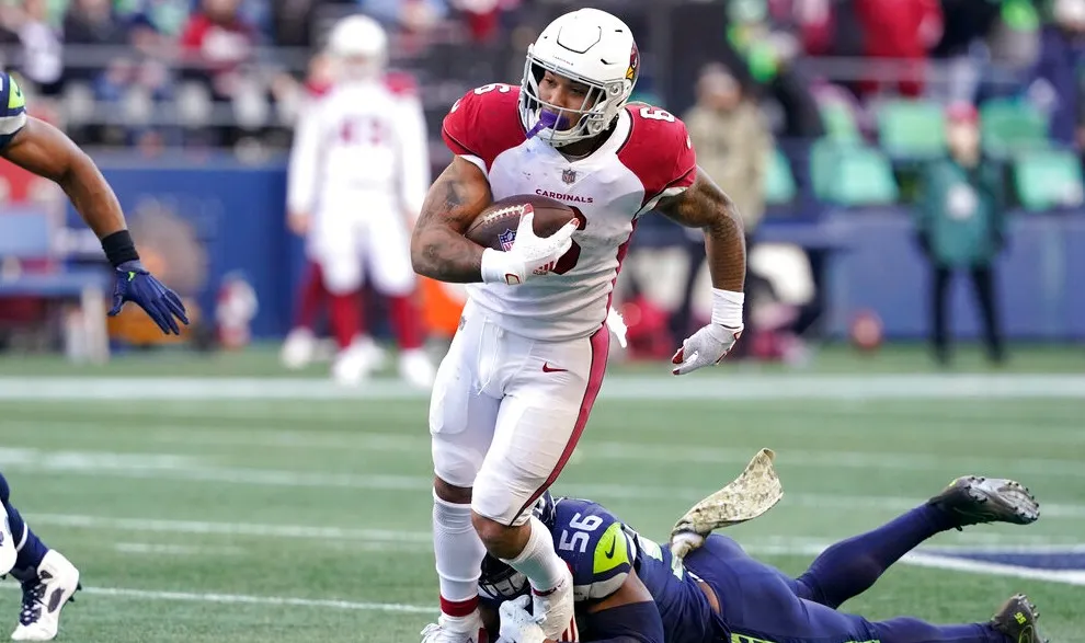 James Conner corriendo el balón
