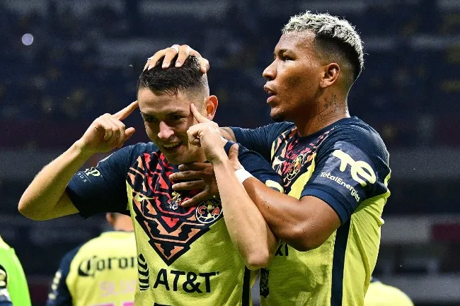 Fidalgo y Roger celebran un gol del América