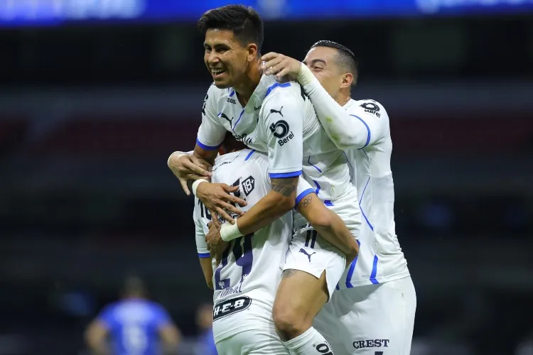 Maxi Meza y compañía se abrazan tras una anotación rayada