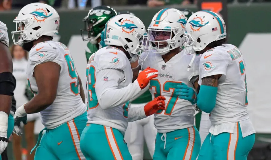 AP Myles Gaskin y sus compañeros celebran anotación