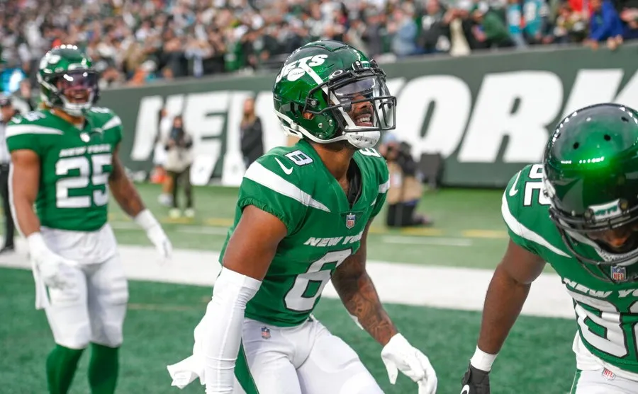 AP Elijah Moore tras anotar a Miami