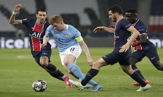 ESPECIAL De Bruyne intenta evadir la marca del PSG
