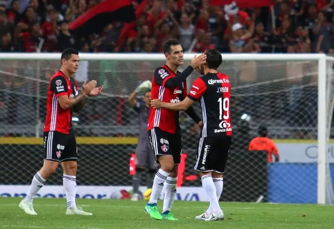 Rafa Márquez es felicitado por sus compañeros