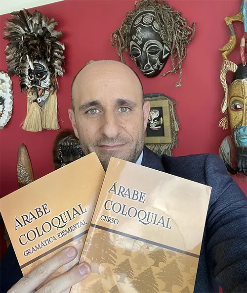 El periodista con sus estudios de árabe