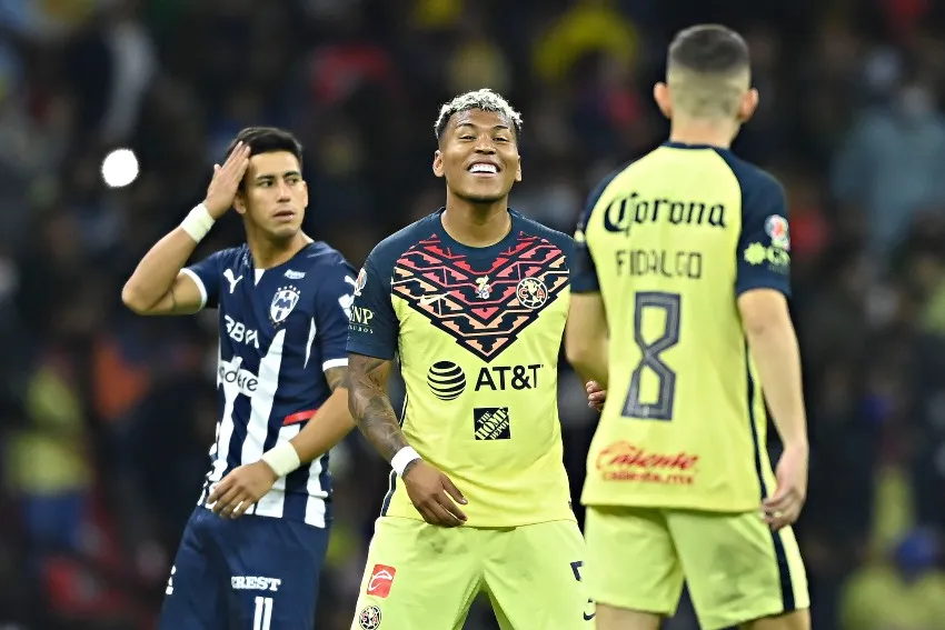 Roger Martínez en un juego del América