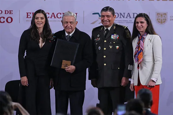 AGENCIA RÉCORD | MIGUEL PONTÓN AMLO junto a María Espinoza