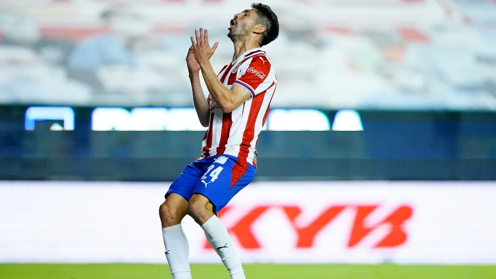 Oribe Peralta jugando con Chivas en la Liga MX