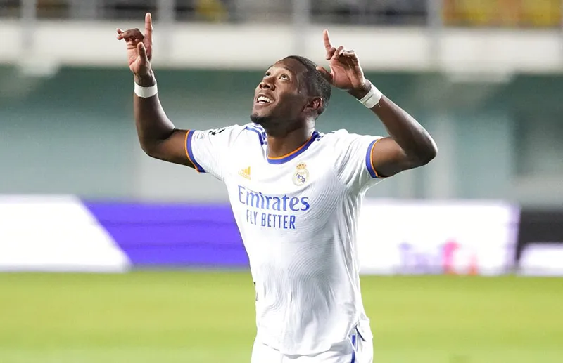 David Alaba festeja un gol con el Real Madrid