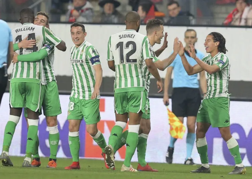 AP Diego Lainez en un partido del Real Betis