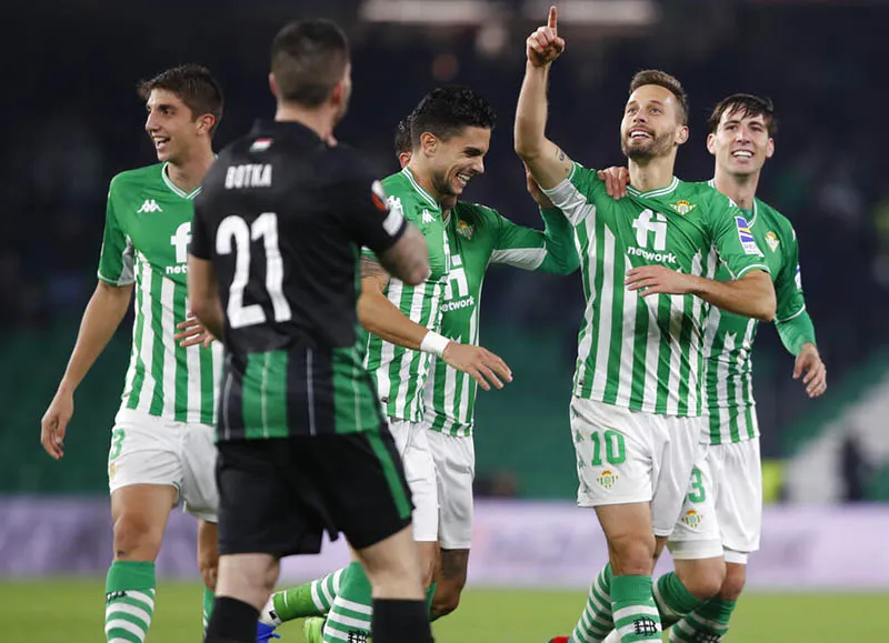 AP Canales festeja su anotación ante el Ferencvaros