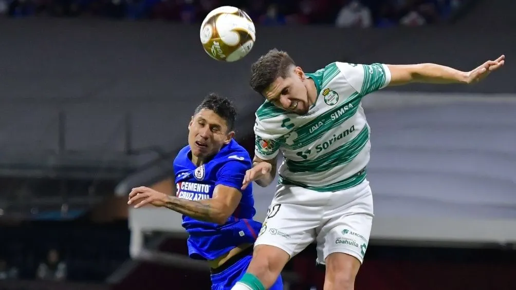 Diego Valdés en un juego vs Cruz Azul