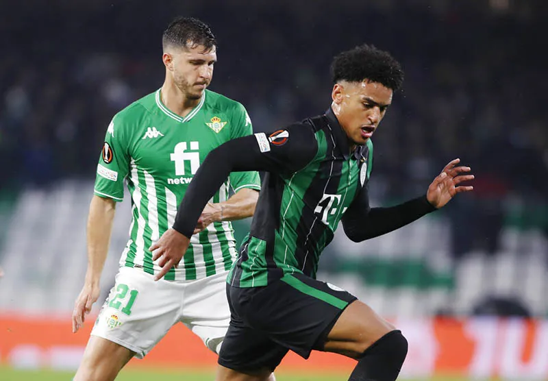 AP Guido Rodríguez en el duelo ante el Ferencvaros