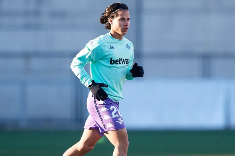 Diego Lainez durante un entrenamiento con Betis